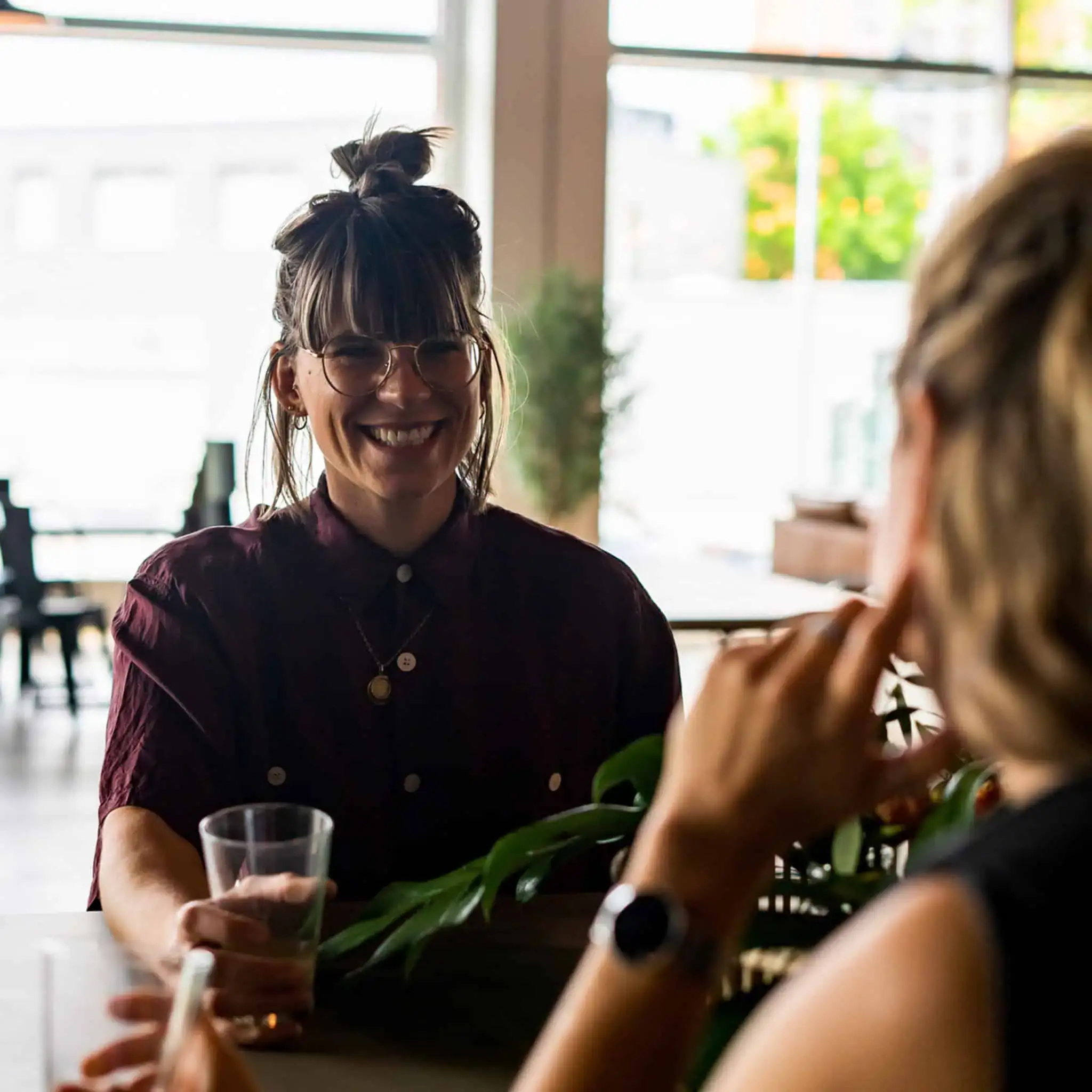 Janina Igney von den Feelgood Locations berichtet als Testimonial über die Nutzung des digitalen Garderobenmanagement Systems von Tapcoat.