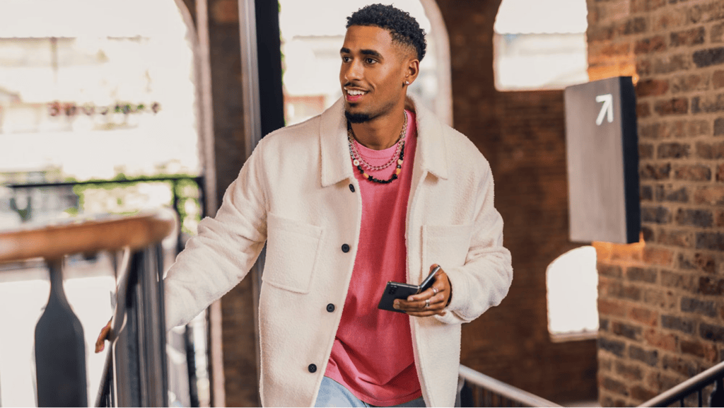 Gast auf dem Weg zu Gaderobe